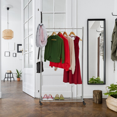 Relaxdays Silberne Garderobe mit Rollen