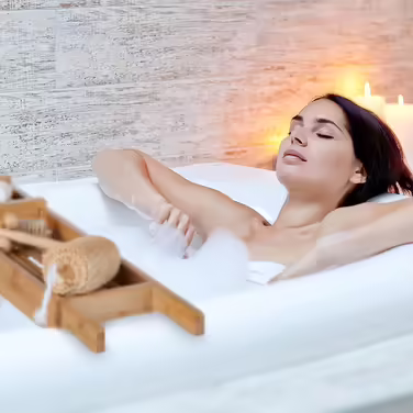 Relaxdays Badewannenablage Bambus, 69 cm breit, ausklappbare Füße, Badewannenbrett mit Seifenablage, Wannenablage, Natur