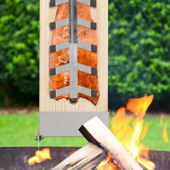 Relaxdays Flammlachsbretter 2er Set, HxB: 55 x 20 cm, Räucherbrett f. Lachsfilet, Zedernholz, mit Halterungen, Natur