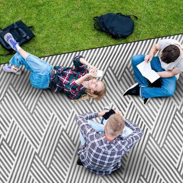 Relaxdays XXL Picknickdecke, 600x200 cm, isoliert, wasserdicht, Fleece Stranddecke, Tragegriff, Zickzack, weiß/grau