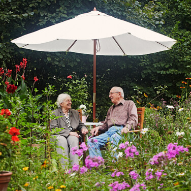 Relaxdays Gartentisch mit Schirmloch