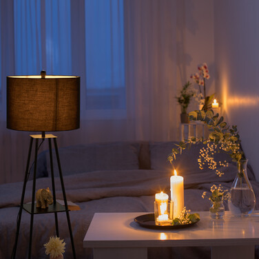Relaxdays Stehlampe mit Regal in Schwarz