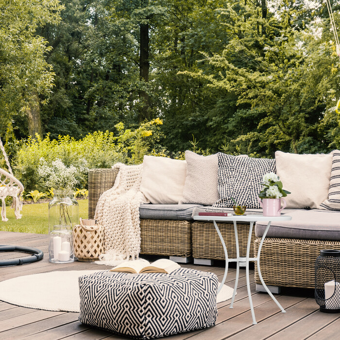 Relaxdays Gartentisch mit Schirmloch