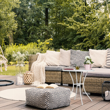 Relaxdays Gartentisch mit Schirmloch