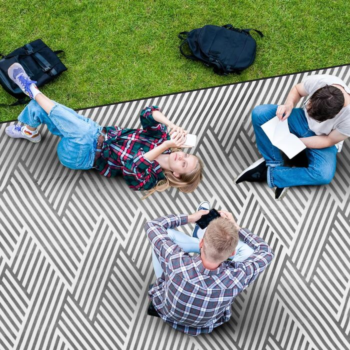 Relaxdays XXL Picknickdecke, 600x200 cm, isoliert, wasserdicht, Fleece Stranddecke, Tragegriff, Zickzack, weiß/grau