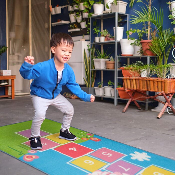 Relaxdays Kinderteppich Hüpfspiel, 180 x 70 cm, 10 Hüpfkästchen, Kurzflor, gummierte Unterseite, Spielteppich, bunt, 1 Stück