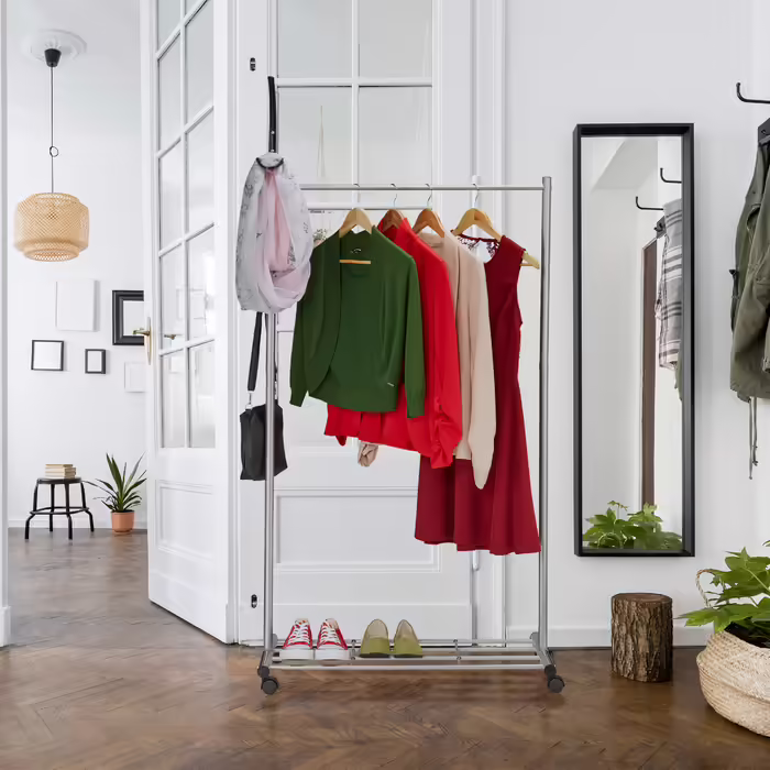 Relaxdays Silberne Garderobe mit Rollen